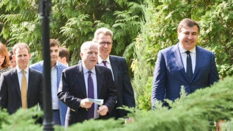 Як Саакашвілі "вигулював" американців одеськими садами Як Саакашвілі "вигулював" американців одеськими садами