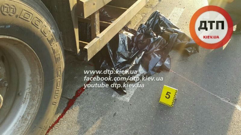 Кровавая авария в Киеве. Грузовик раздавил бабушку "на зебре" Кровавая авария в Киеве. Грузовик раздавил бабушку "на зебре"