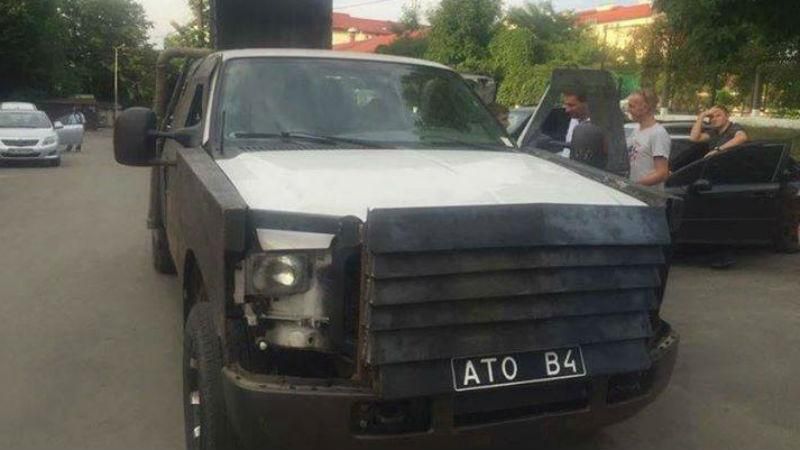 Парасюк пояснив, чому їхав на броньовику, подарованому волонтерами Парасюк пояснив, чому їхав на броньовику, подарованому волонтерами