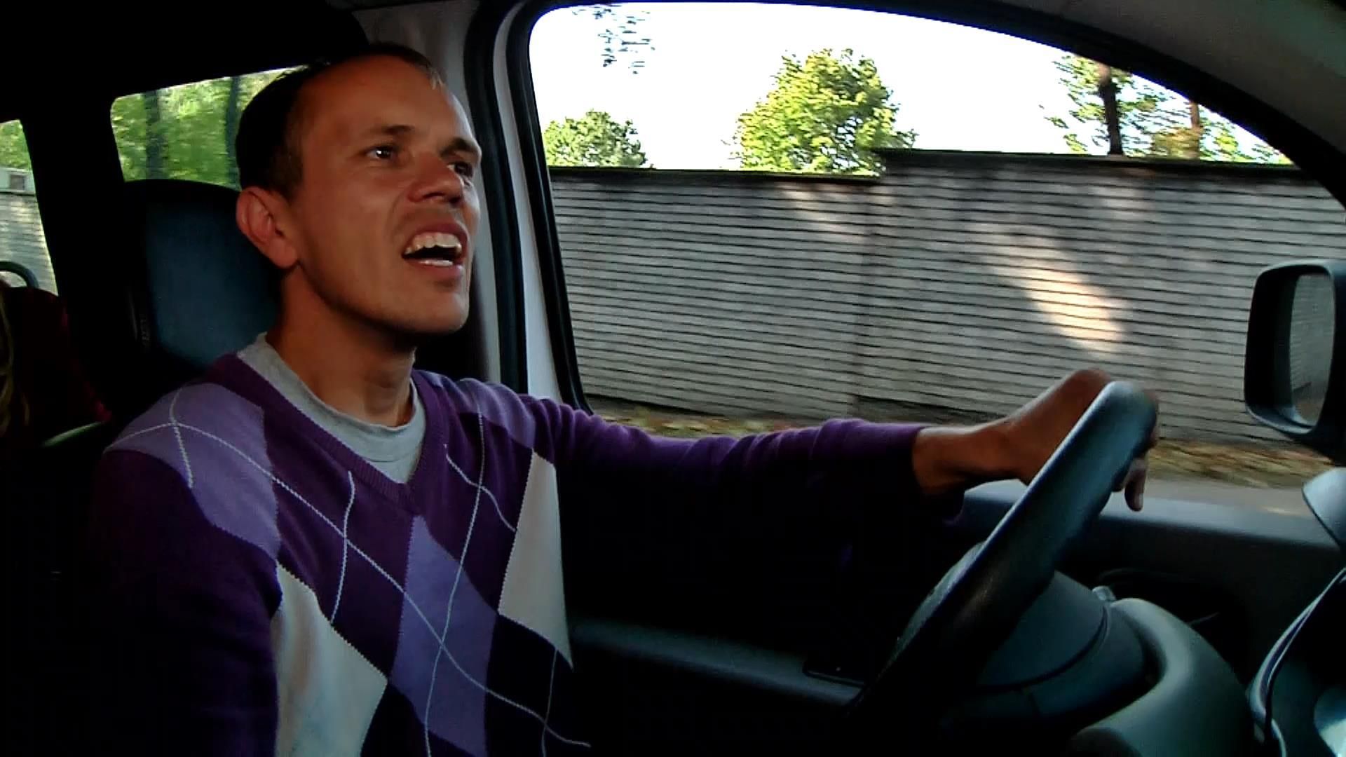 Необычный таксист с ДЦП работает во Львове Необычный таксист с ДЦП работает во Львове