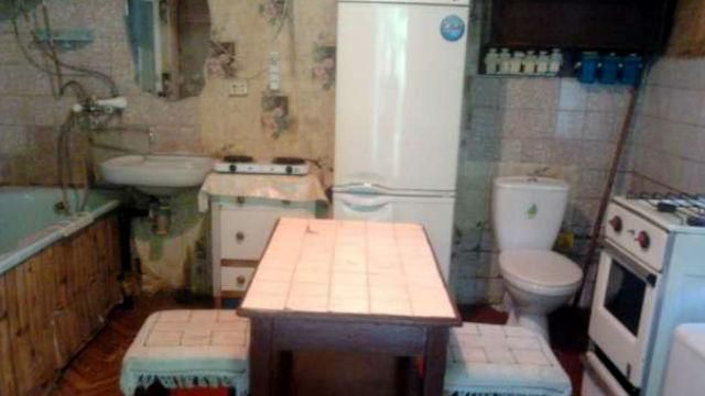 Три в одном. В Киеве сдают квартиру с ванной и туалетом на кухне