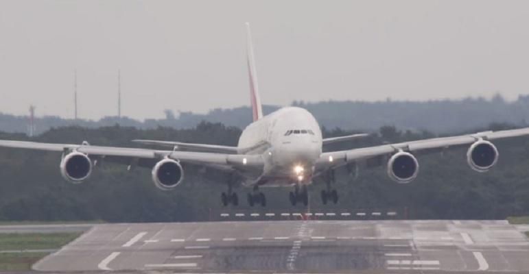 Уникальное видео: ветер сносит Airbus весом больше 400 тонн
