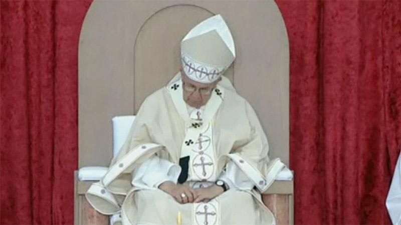 Папа Римський заснув під час меси Папа Римський заснув під час меси