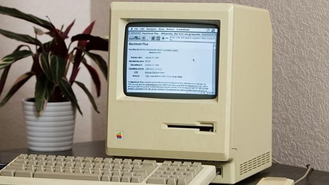 27-летний компьютер Макинтош подключили к сети