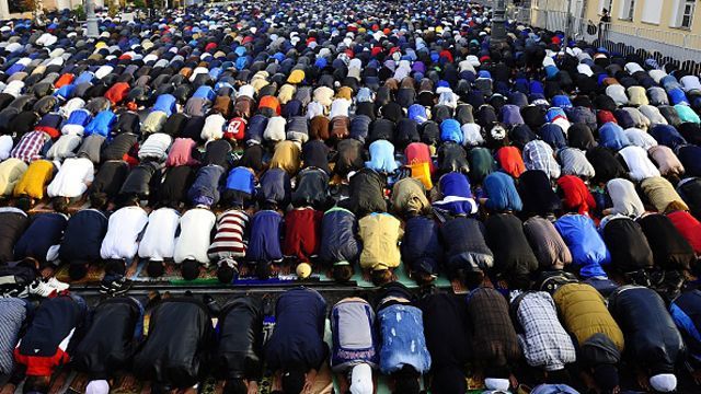 Курбан-байрам в Москве: десятки тысяч мусульман вышли на улицы