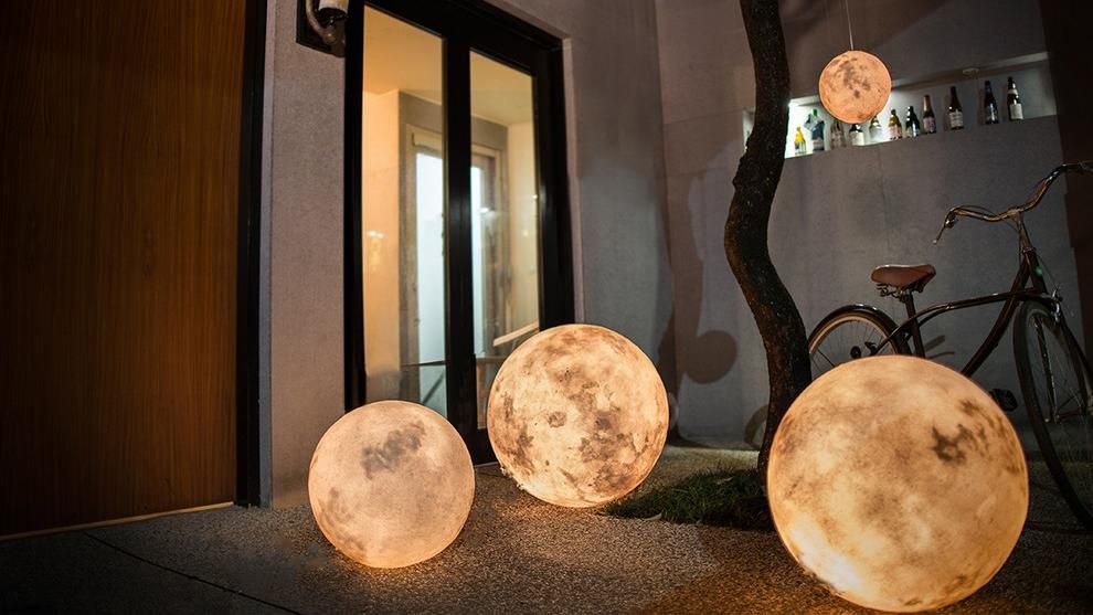 Луна, которая помещается в квартиру Луна, которая помещается в квартиру