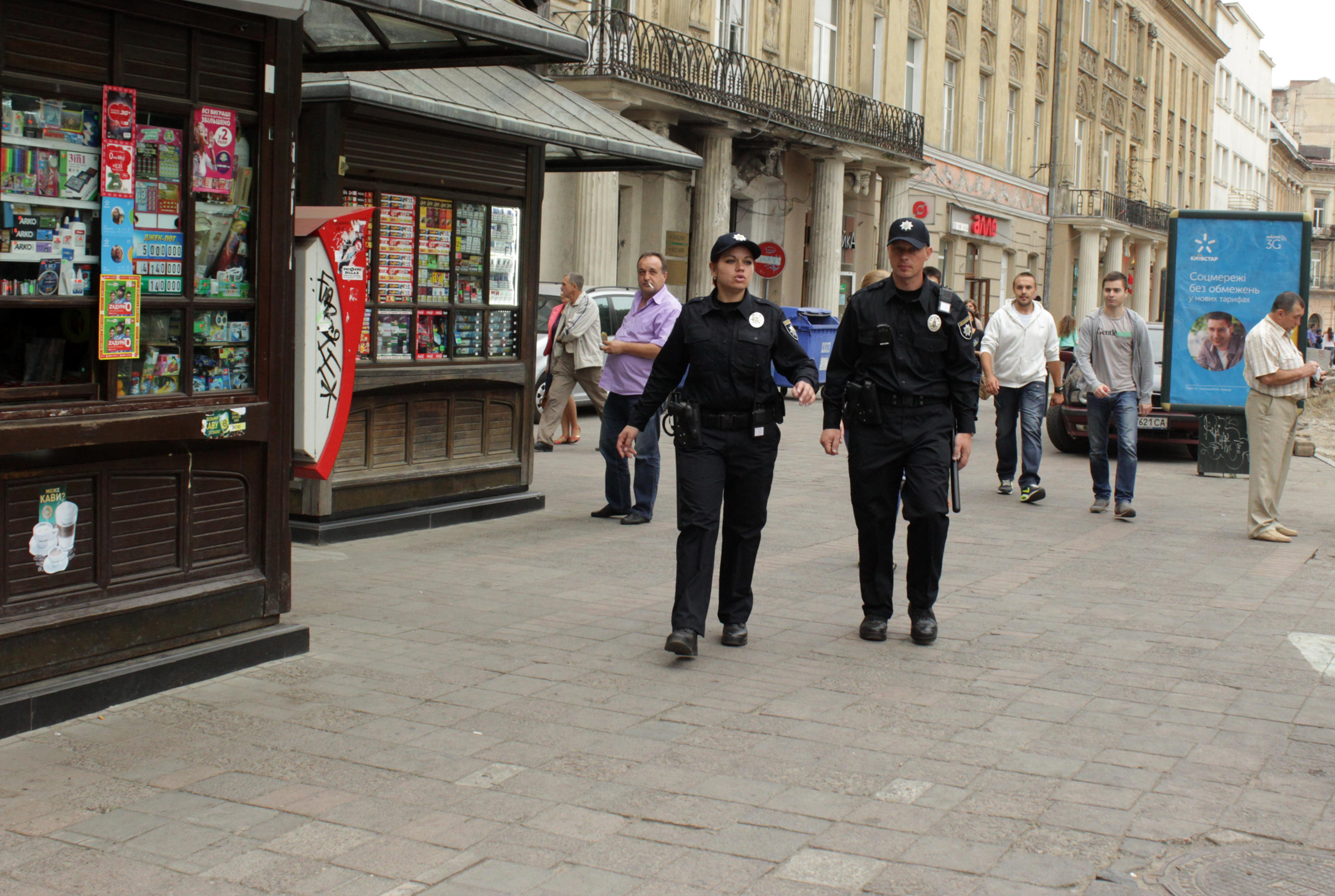 Нарушители избили и покусали полицейских