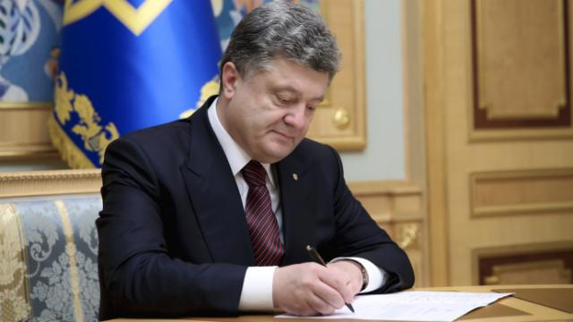 Порошенко наградил орденами украинских заключенных в России