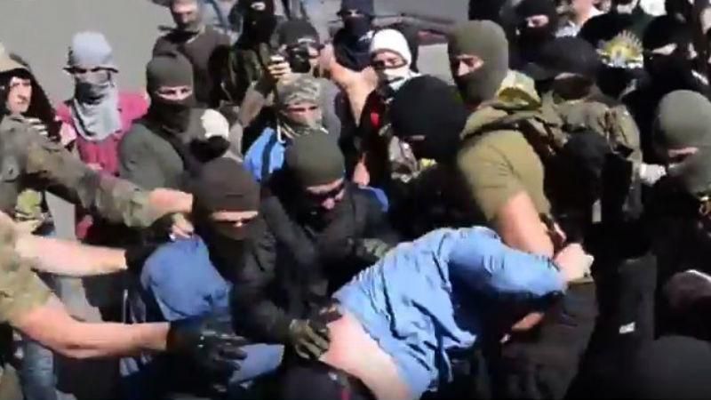 Задержали харьковского активиста, которого подозревают в избиении милиционера Задержали харьковского активиста, которого подозревают в избиении милиционера