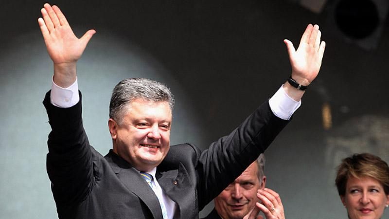 Порошенкові — 50. Дружина привітала його флешмобом Порошенкові — 50. Дружина привітала його флешмобом