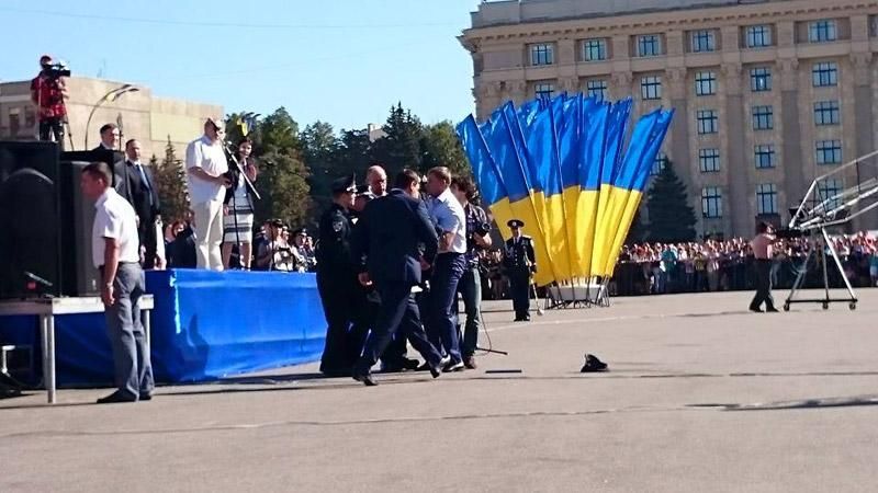 Яценюк и Фацевич бросились на помощь девушке-полицейскому