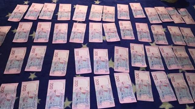 На Житомирщині місцевих високопосадовців зловили "на гарячому" На Житомирщині місцевих високопосадовців зловили "на гарячому"