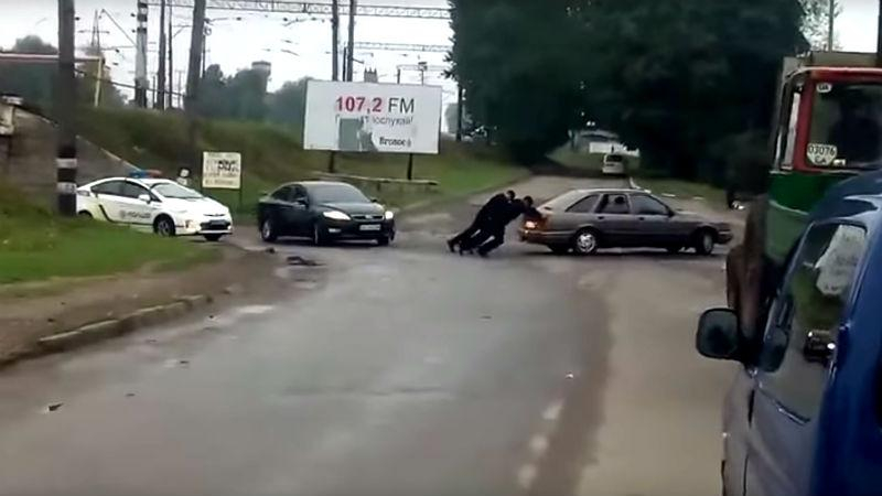 Львовские силачи. Полицейские собственноручно оттащили авто и освободили движение