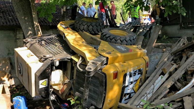 Страшна аварія у Києві. Розбились евакуатор, КамАЗ, автобус і позашляховик Страшна аварія у Києві. Розбились евакуатор, КамАЗ, автобус і позашляховик