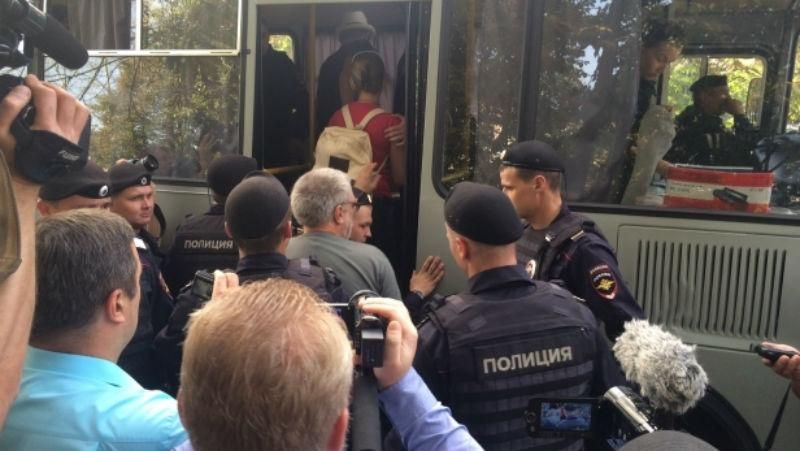 Москвичи снова вышли на Марш мира: полиция и ОМОН начали задержание Москвичи снова вышли на Марш мира: полиция и ОМОН начали задержание