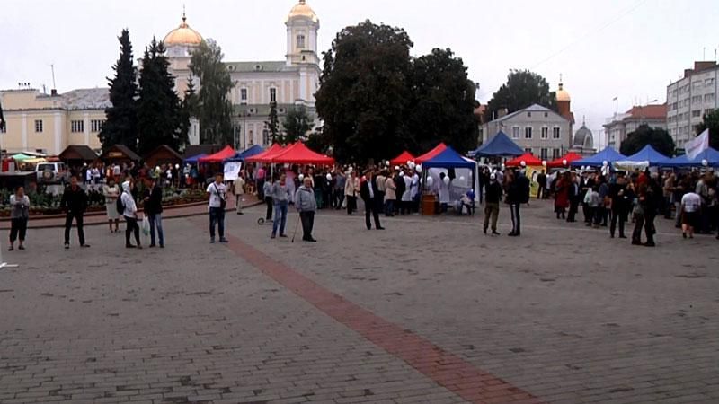 Гаражная распродажа собрала немалую сумму на помощь бойцам