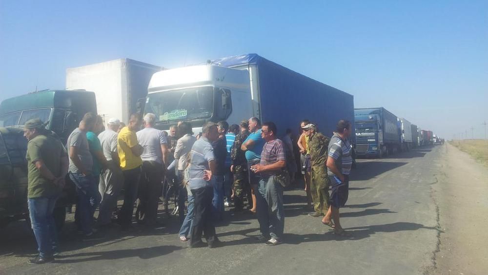 Блокирующие не пропустили в Крым ни однин грузовик, — Чубаров