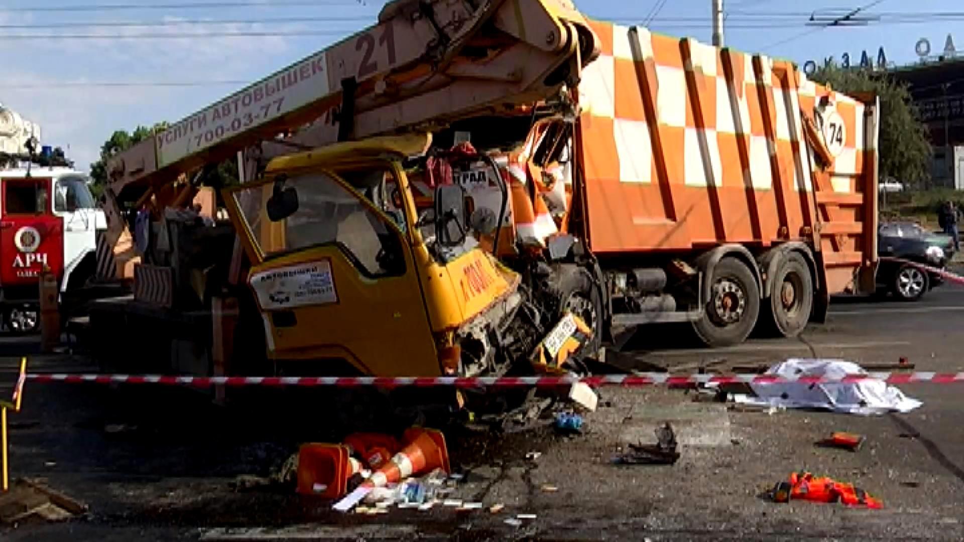 В Одесі сміттєвоз розтрощив автопідйомник, є жертви