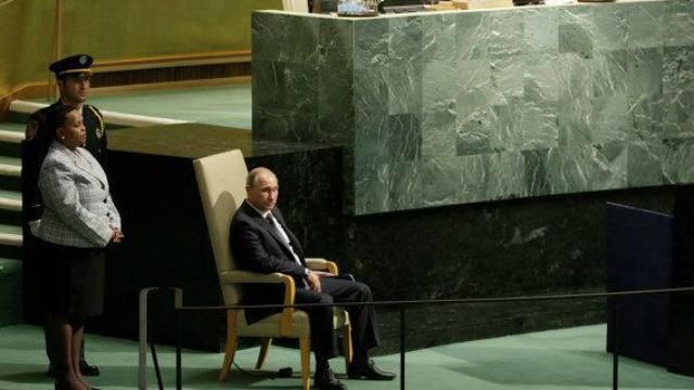Очередной конфуз Путина с креслом