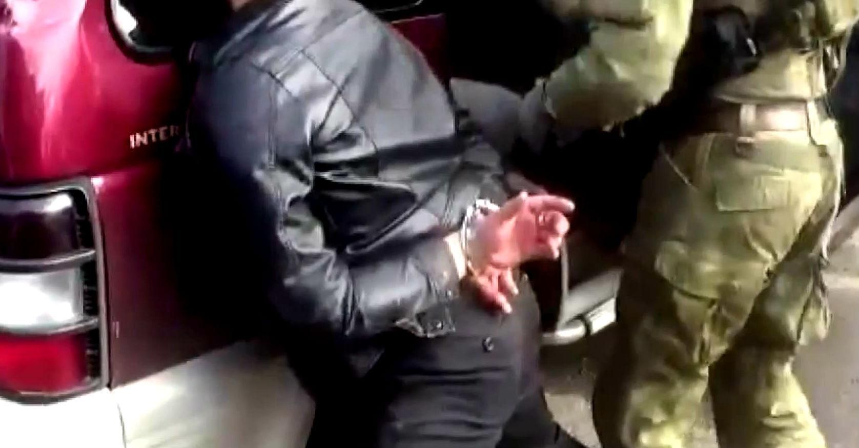 СБУ затримала торговців зброєю на Буковині СБУ затримала торговців зброєю на Буковині