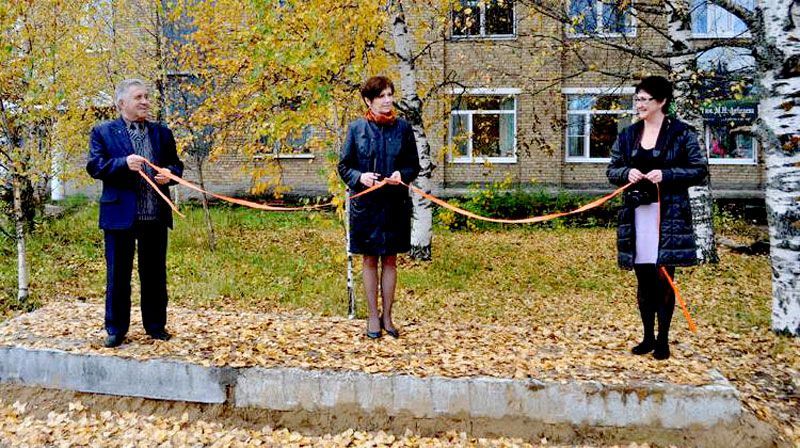Абсурд по-російські: автобусну зупинку у вигляді бетонної плити відкрили одразу три чиновники