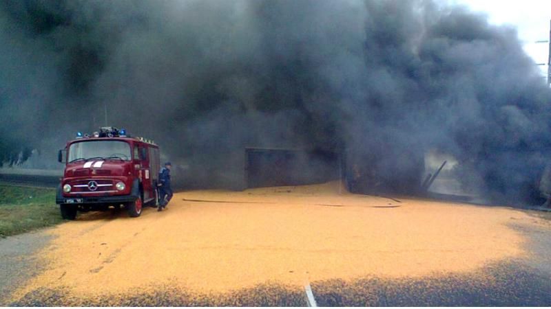 Дві вантажівки розбилися і спалахнули: є постраждалі Дві вантажівки розбилися і спалахнули: є постраждалі