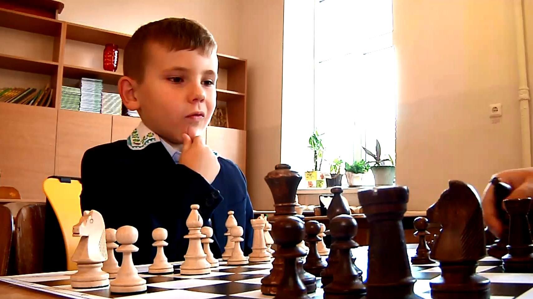 Мировая чемпионка бесплатно обучает детей игре в шахматы