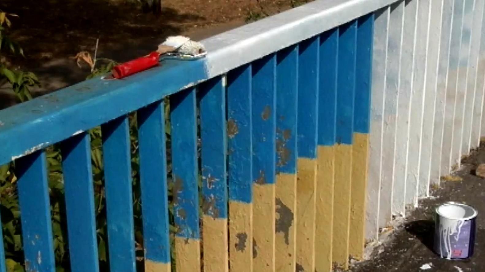 В Запорожье битва за патриотический забор В Запорожье битва за патриотический забор