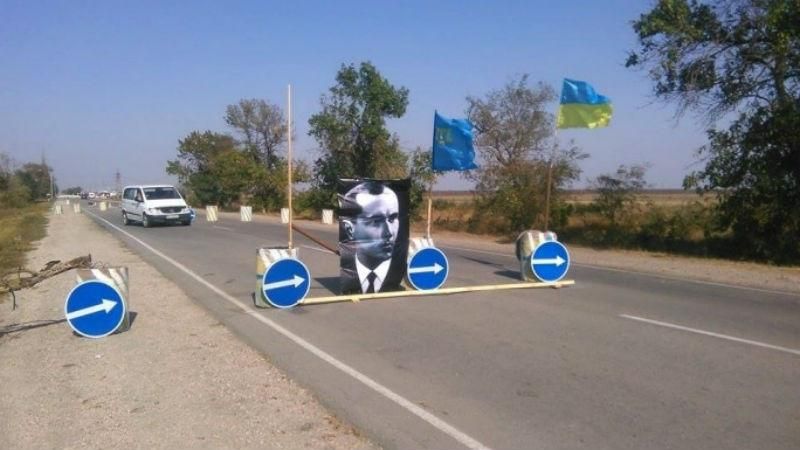 "Правий сектор" відлякує окупантів в Криму портретом Бандери