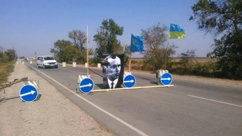 "Правый сектор" отпугивает оккупантов в Крыму портретом Бандеры