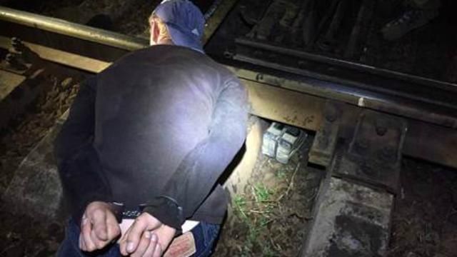 Подрывника путей в Харьковской области бросили за решетку на длительный срок Подрывника путей в Харьковской области бросили за решетку на длительный срок