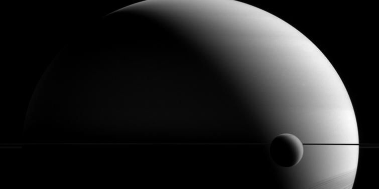 NASA поделилась фото крупнейшего спутника Сатурна NASA поделилась фото крупнейшего спутника Сатурна