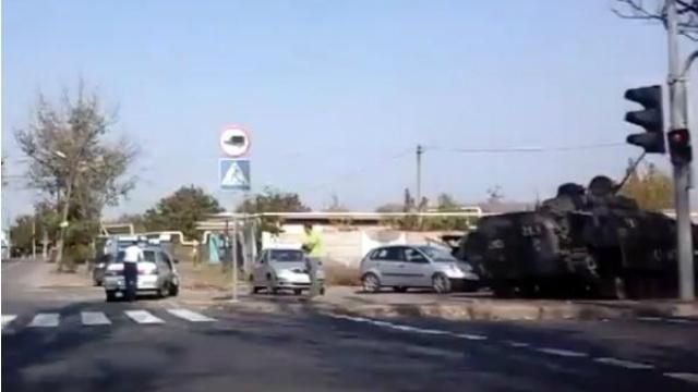 Боевики на БМП раздавили автомобиль