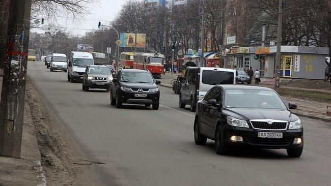 З 1 жовтня водії повинні вмикати фари за містом