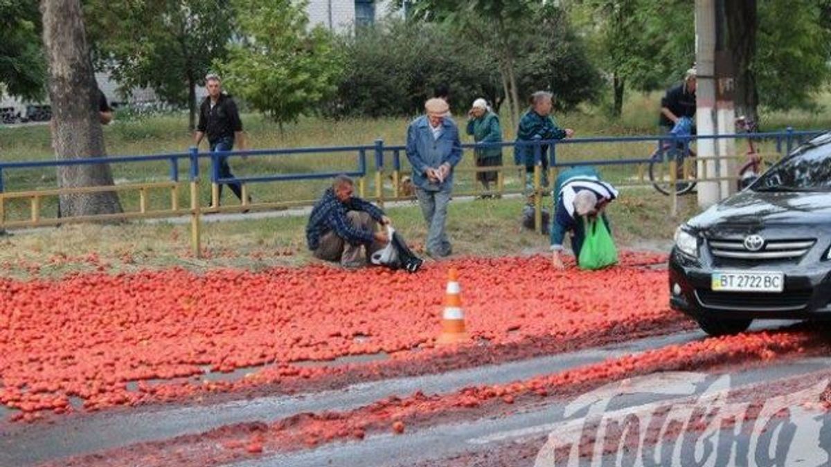 Авто з помідорами потрапило в ДТП. Люди жадібно кинулись на овочі