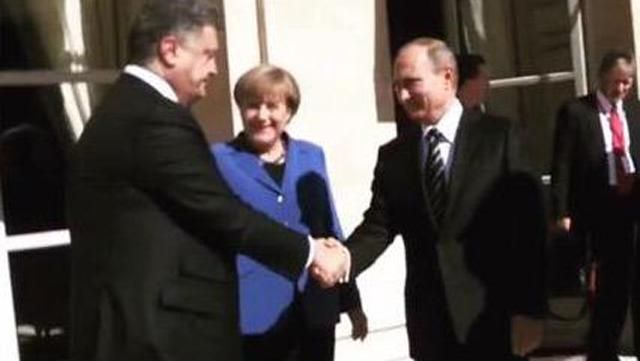 Порошенко и Путин пожали руки под наблюдением Меркель