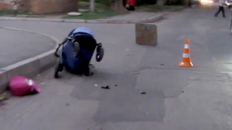 Жінка на автомобілі збила двох мам із немовлятами Жінка на автомобілі збила двох мам із немовлятами