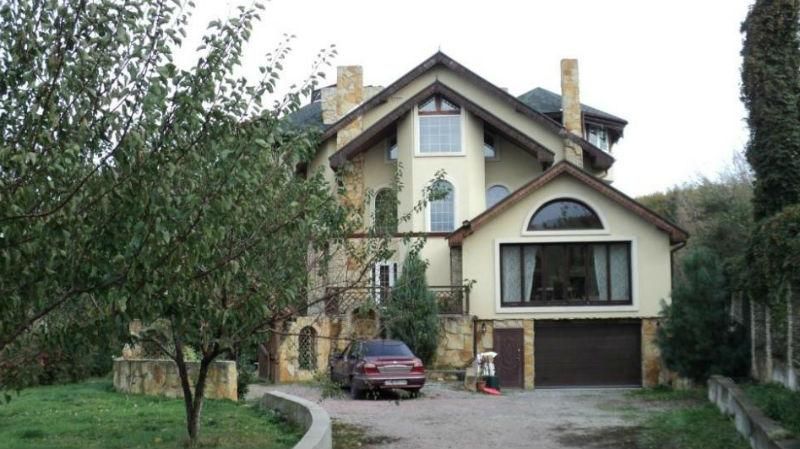 Приватні будинки у Києві дешевшають 