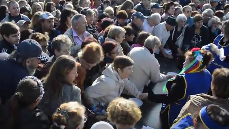 Мешканці Запоріжжя ледь не побились на святі за шматок торта Мешканці Запоріжжя ледь не побились на святі за шматок торта