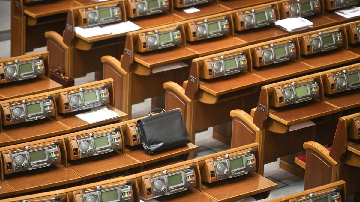 Порошенко просят что-то придумать с депутатами-прогульщиками Порошенко просят что-то придумать с депутатами-прогульщиками