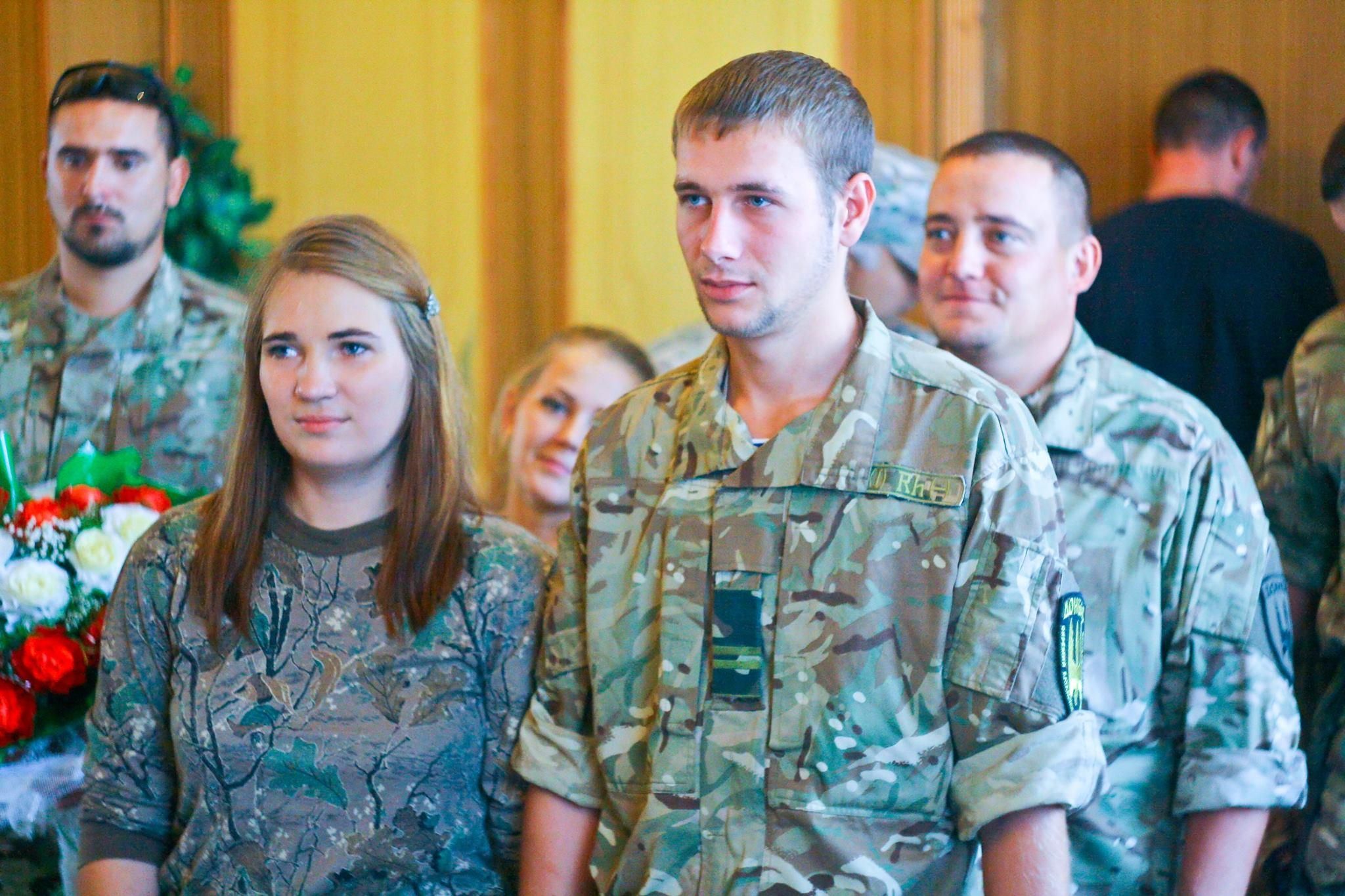 Весілля у камуфляжі. У Маріуполі побрались 2 бійців "Донбасу" Весілля у камуфляжі. У Маріуполі побрались 2 бійців "Донбасу"