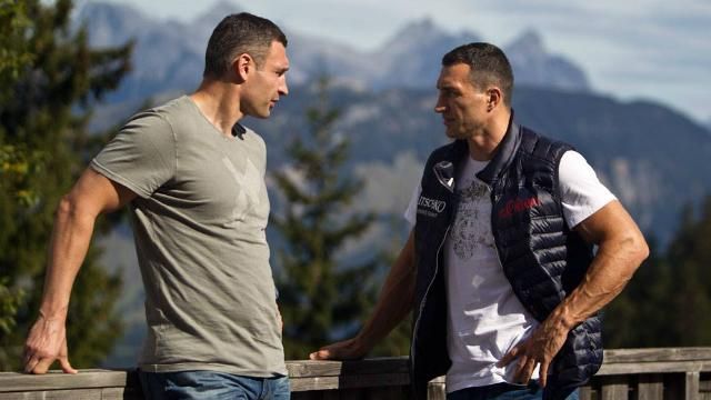 Кличко показав, як морально підтримує брата на альпійських схилах Кличко показав, як морально підтримує брата на альпійських схилах