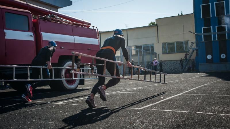 Крізь вогонь, воду і міни: майстер-клас від київських рятувальників