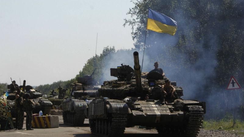 Українські військові відводять танки та гармати