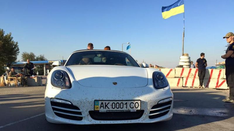 Неадекватний водій на Porsche намагався прорватись в окупований Крим 