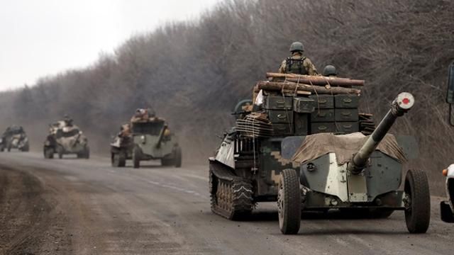 На Луганщині військові підготувались, але без наказу техніку не відведуть