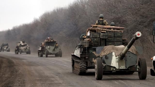 В Луганской области военные подготовились, но без приказа технику не отведут