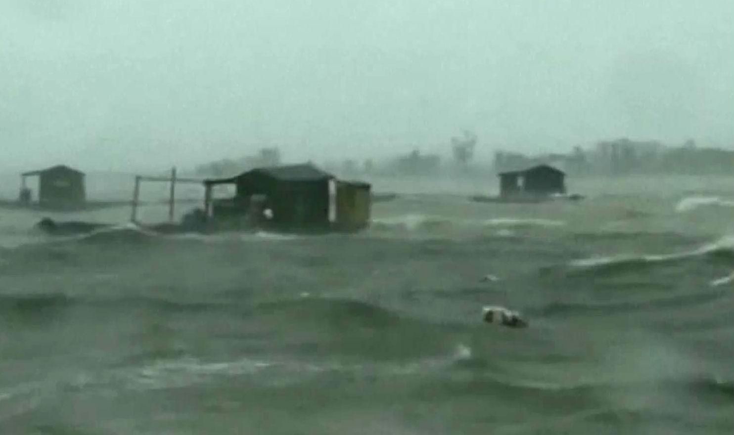 Тропический тайфун накрыл Китай Тропический тайфун накрыл Китай