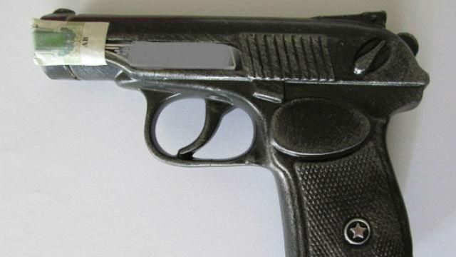 Злоумышленник ограбил женщину, угрожая водкой