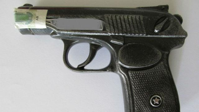 Злоумышленник ограбил женщину, угрожая водкой